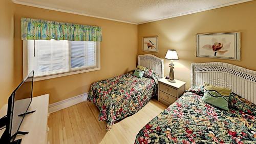 Pelicans Landing 215 3BR 2BA 2nd Row Condo near popular Shore Drive - image 3