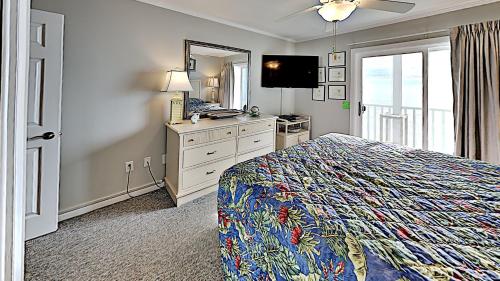 Pelicans Landing 401 3BR 2BA Oceanfront Condo near popular Shore Drive - main image