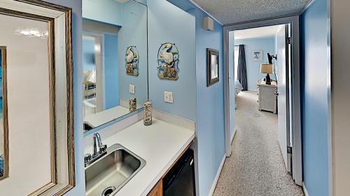 Pelicans Watch 203 3BR 2BA Oceanfront Condo near popular Shore Drive - image 2