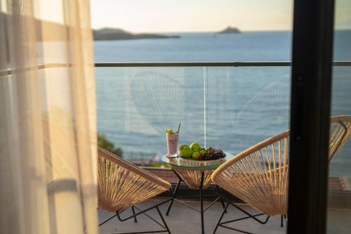 Deluxe Room with Sea View and Balcony