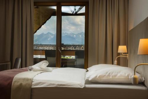 Apartment with Mountain View