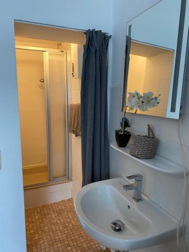 Single Room with Private External Bathroom image 1
