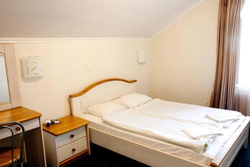 1 queen bed, 1 sofa bed