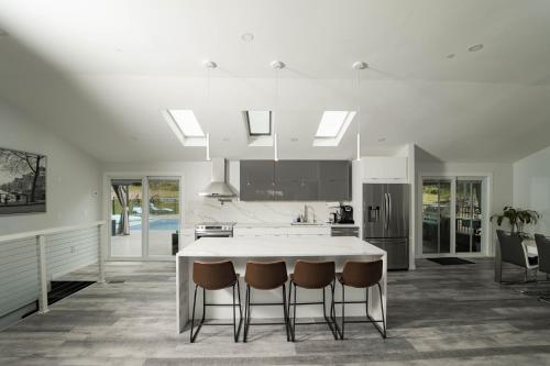 Modern home with a private Heated pool and jacuzzi in Hamden