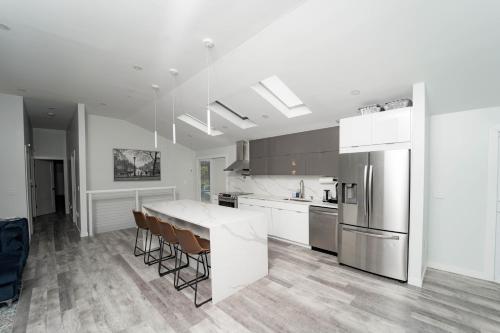 Modern home with a private Heated pool and jacuzzi in Hamden
