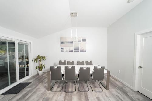Modern home with a private Heated pool and jacuzzi in Hamden