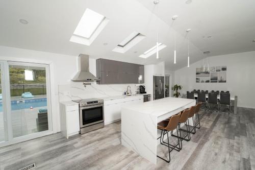 Modern home with a private Heated pool and jacuzzi in Hamden