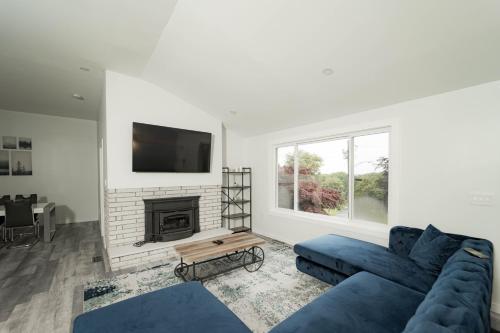 Modern home with a private Heated pool and jacuzzi in Hamden