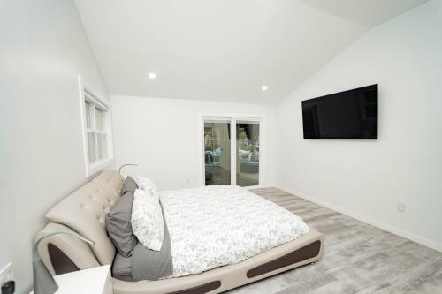 Modern home with a private Heated pool and jacuzzi in Hamden