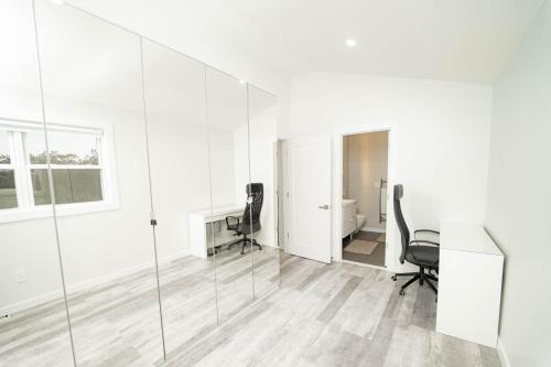 Modern home with a private Heated pool and jacuzzi in Hamden