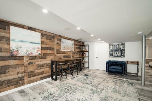 Modern home with a private Heated pool and jacuzzi in Hamden