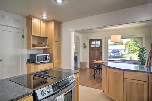 Chic Coeur dAlene Home with Patio 1 Mi to Dtwn - image 5