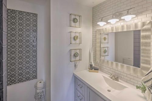 Serene Havasu Oasis Newly Remodeled with Views - image 12