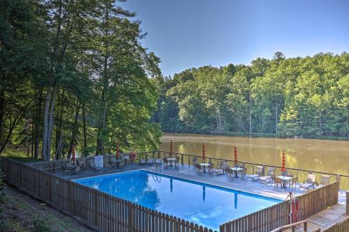 Evolve Luxurious Cabin with Porch and Pool Access! in Powderhorn Mountain, USA