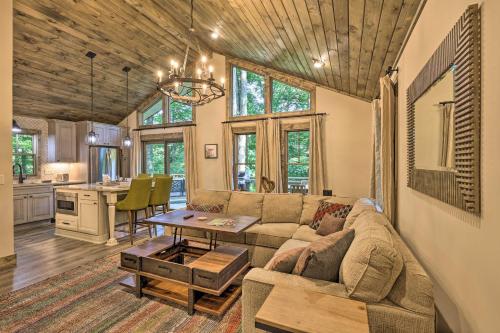 Evolve Luxurious Cabin with Porch and Pool Access! in Powderhorn Mountain, USA