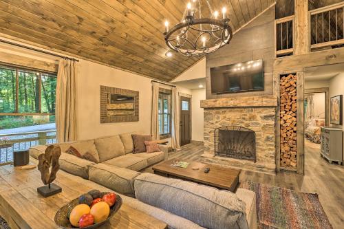 Evolve Luxurious Cabin with Porch and Pool Access! in Powderhorn Mountain, USA