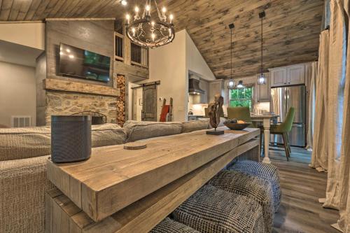 Evolve Luxurious Cabin with Porch and Pool Access! in Powderhorn Mountain, USA