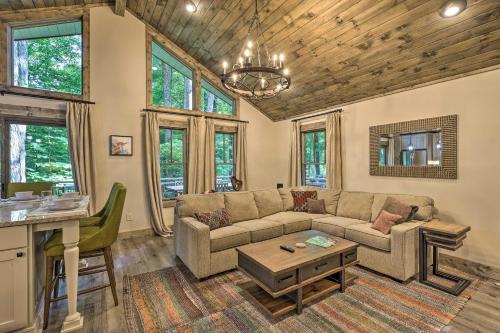 Evolve Luxurious Cabin with Porch and Pool Access! in Powderhorn Mountain, USA