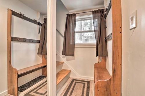 Cozy Cabin Less Than 1 Mi to Soda Springs Mtn Resort - image 9