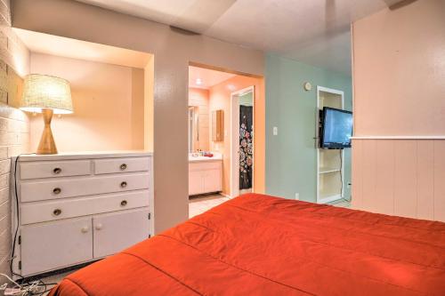 Dog-Friendly Midtown Studio with Shared Yard - image 10