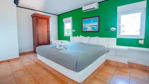 1 king bed, 1 sofa bed
