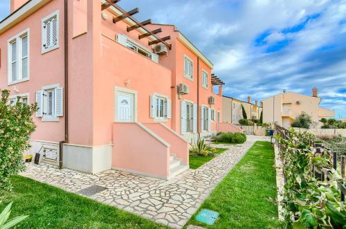 Medulin Luxury Apartments with beautiful garden 100 m from beach – khách sạn tại Medulin