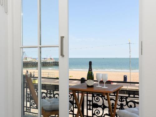 Pass the Keys Stunning Beach Front Luxury Apartment with balcony, Portsmouth