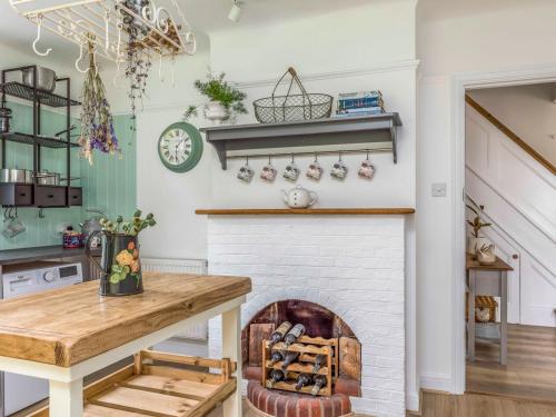 Konyha, Pass the Keys Pretty Three Bedroomed home near the Beach in Birdham