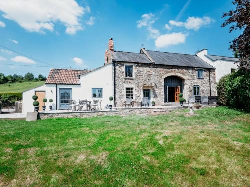Stunning Large 4 Bed Country House with Hot tub - Pass the Keys, Bath (photo 3)