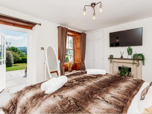 Stunning Large 4 Bed Country House with Hot tub - Pass the Keys, Bath (photo 8)