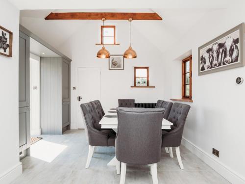 Stunning Large 4 Bed Country House with Hot tub - Pass the Keys, Bath (photo 9)