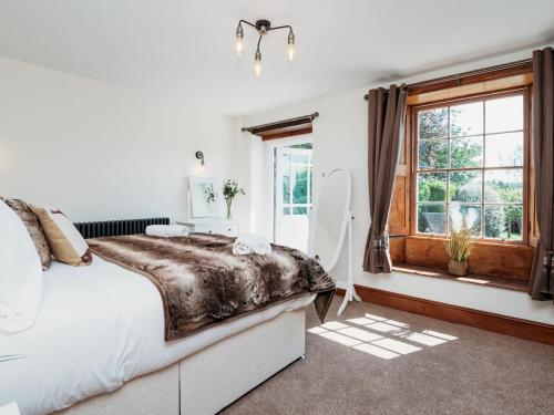 Stunning Large 4 Bed Country House with Hot tub - Pass the Keys, Bath (photo 10)