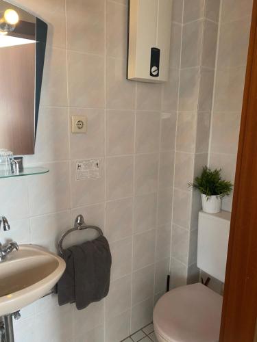 Twin Room with Private Bathroom image 7