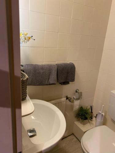 Twin Room with Private Bathroom image 5