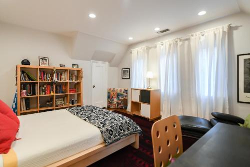 Beautiful airy architect-designed room and brand new private luxe bathroom, Los Angeles (foto 6)