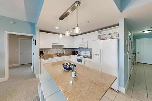 Just Chill Inn - Huge Balcony & Gulf Views - Pools condo - main image