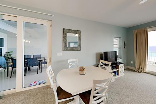 Just Chill Inn - Huge Balcony & Gulf Views - Pools condo - image 2