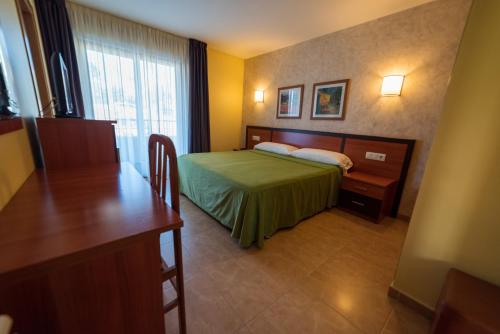 Double or Twin Room with Garden View image 4