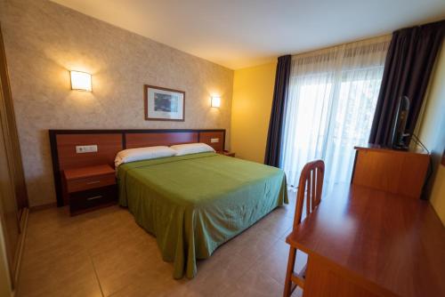 Double or Twin Room with Garden View image 6