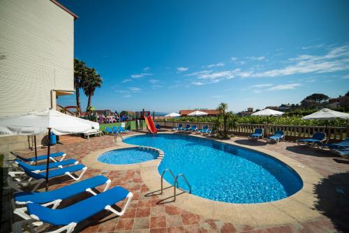 Double or Twin Room with Sea View image 3