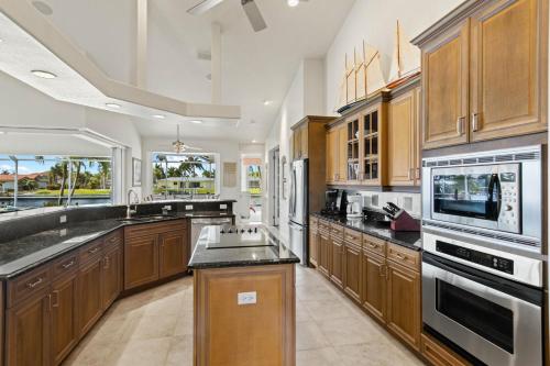Luxury Private Villa with Stunning Pool, Spa, and Kayaks! - Villa Casa Lucia - Roelens Vacations