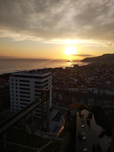 SARAKATUA15 vistas espectaculares - familias y parejas - 2 dormitorios independientes - amplio salón cocina comedor - garaje opcional en pleno centro urbano - Apartment - Zarautz