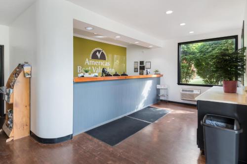 Americas Best Value Inn-Painted Post - image 4
