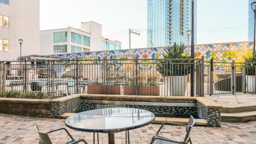 Frontdesk I The Cadence Apts The Gulch Nashville - image 2