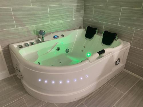 bubbelbad, Orbits Inn in Somerset (MA)