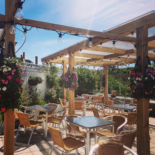 บริการและสิ่งอำนวยความสะดวก, เดอะ คอมเมอร์เชียล (The Commercial) in เซนต์ จัสต์