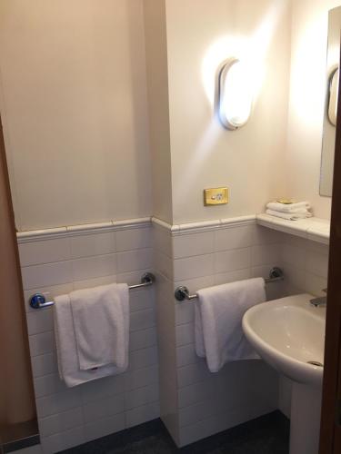 Bathroom, Leviathan Hotel in Dunedin