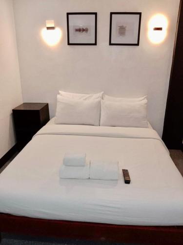 Bed, Fernandos Hotel near Sabang Beach
