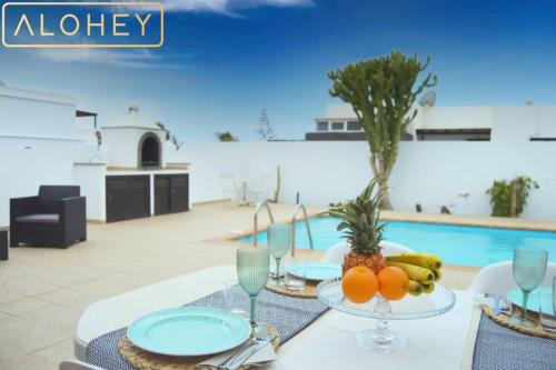  VILLA TIMANFAYA HEATABLE POOL, AFTERNOON SUN AND spacious TERRACE, Pension in Playa Blanca