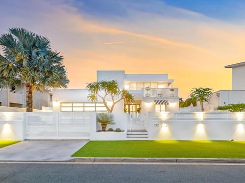 Coastal Luxe - 200m to the Beach plus Pool